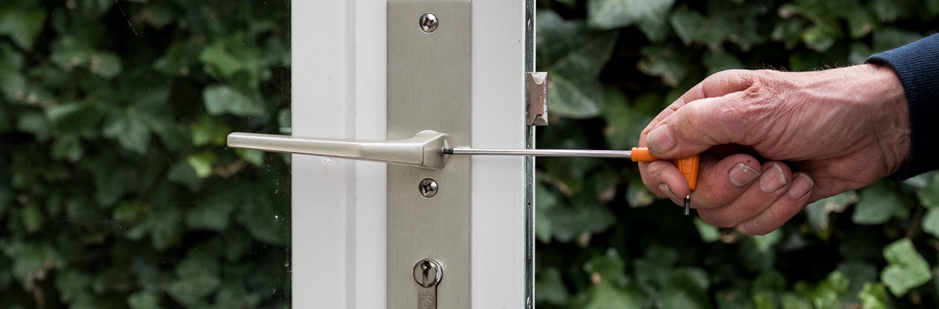 How can I measure the cylinder lock?