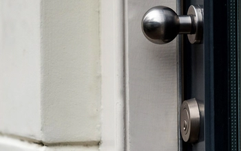 Când ar trebui să-mi schimb încuietorile ușilor?